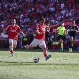 Zeki Amdouni arme sa frappe victorieuse pour le 3-0. KEYSTONE/EPA/JOSE SENA GOULAO